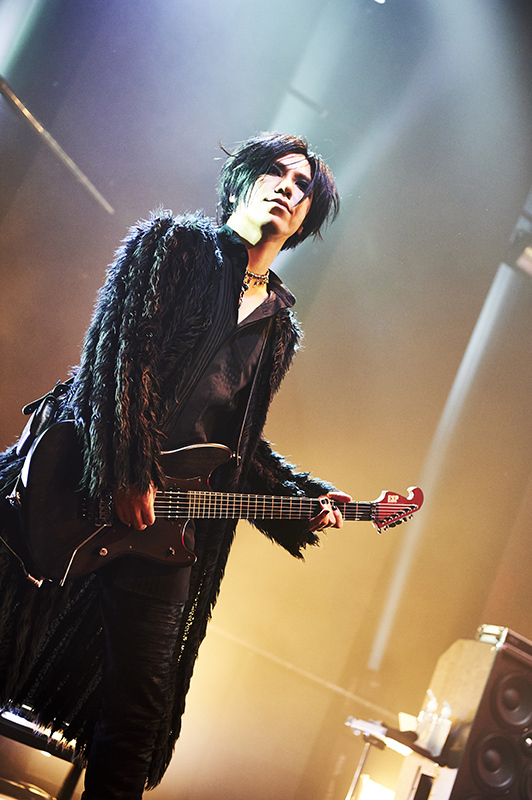 The Gazette 葵 G Reita B ロングインタビュー第1回 全4回 そうか 僕は いつでもエモいので 笑 どの曲にもエモさを感じているし 常にエモくいっていますから メンバーが追いついてくるのを待つだけですから 笑 Club Zy