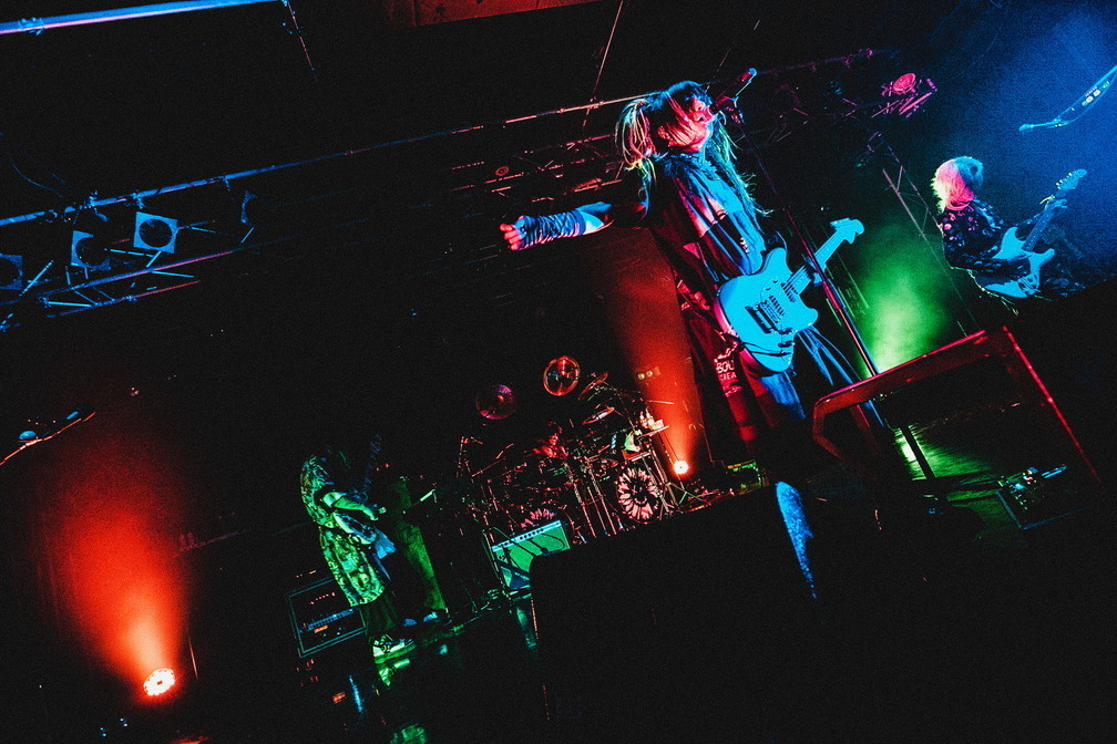 DEZERT、レア曲連発のファンクラブ発足記念ライヴ初日レポ