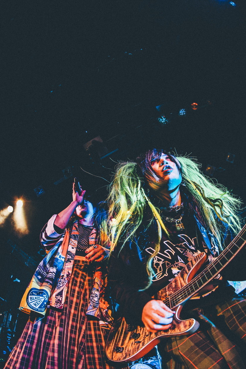 DEZERT×夕闇に誘いし漆黒の天使達　対バンTシャツ すっごいツインテール DEZERT × 夕闇に誘いし漆黒の天使達“すっごいツインテールを決める会