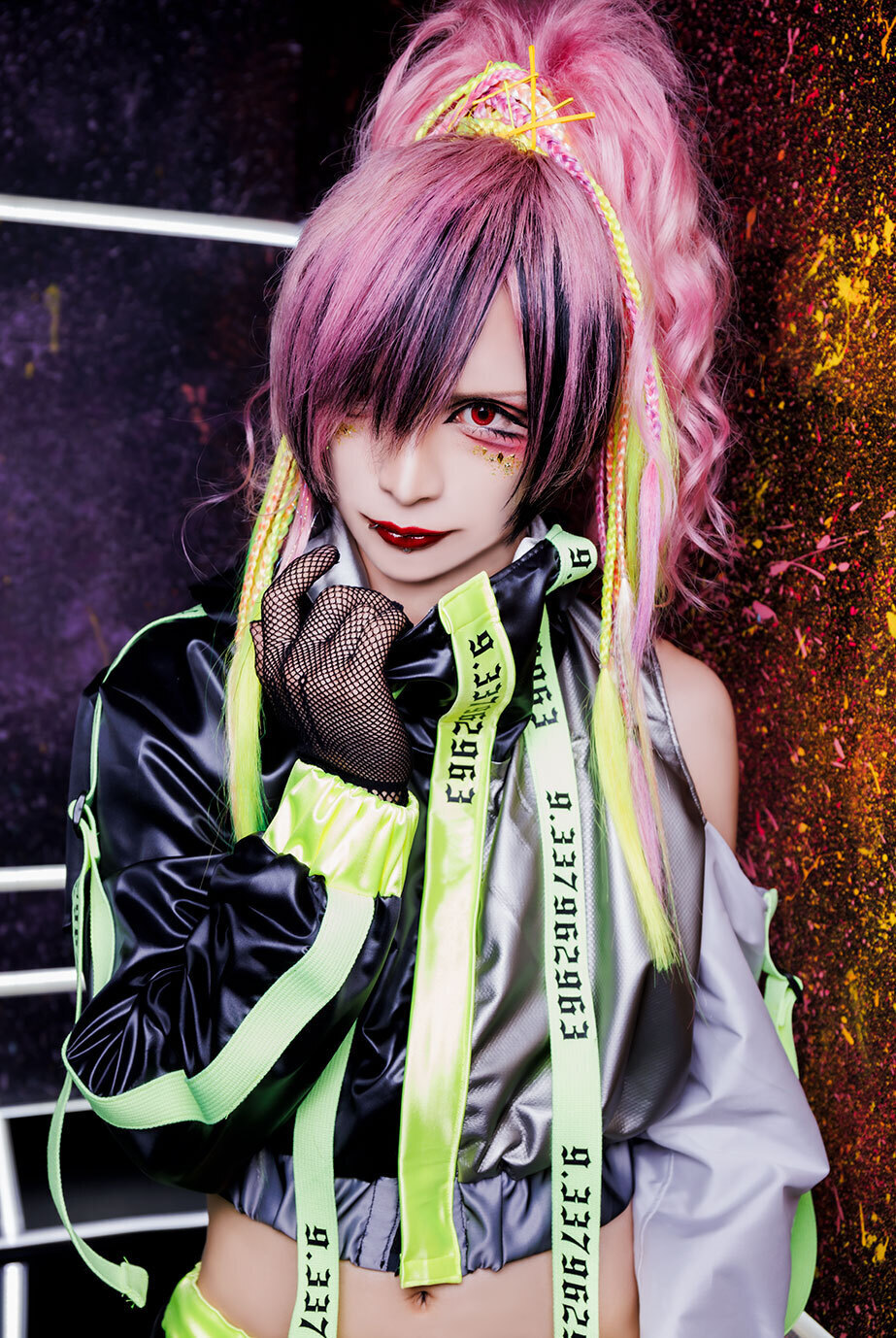 グラビティ】Vo.六の生誕祭仕様のアーティスト写真を解禁！！ | club Zy.